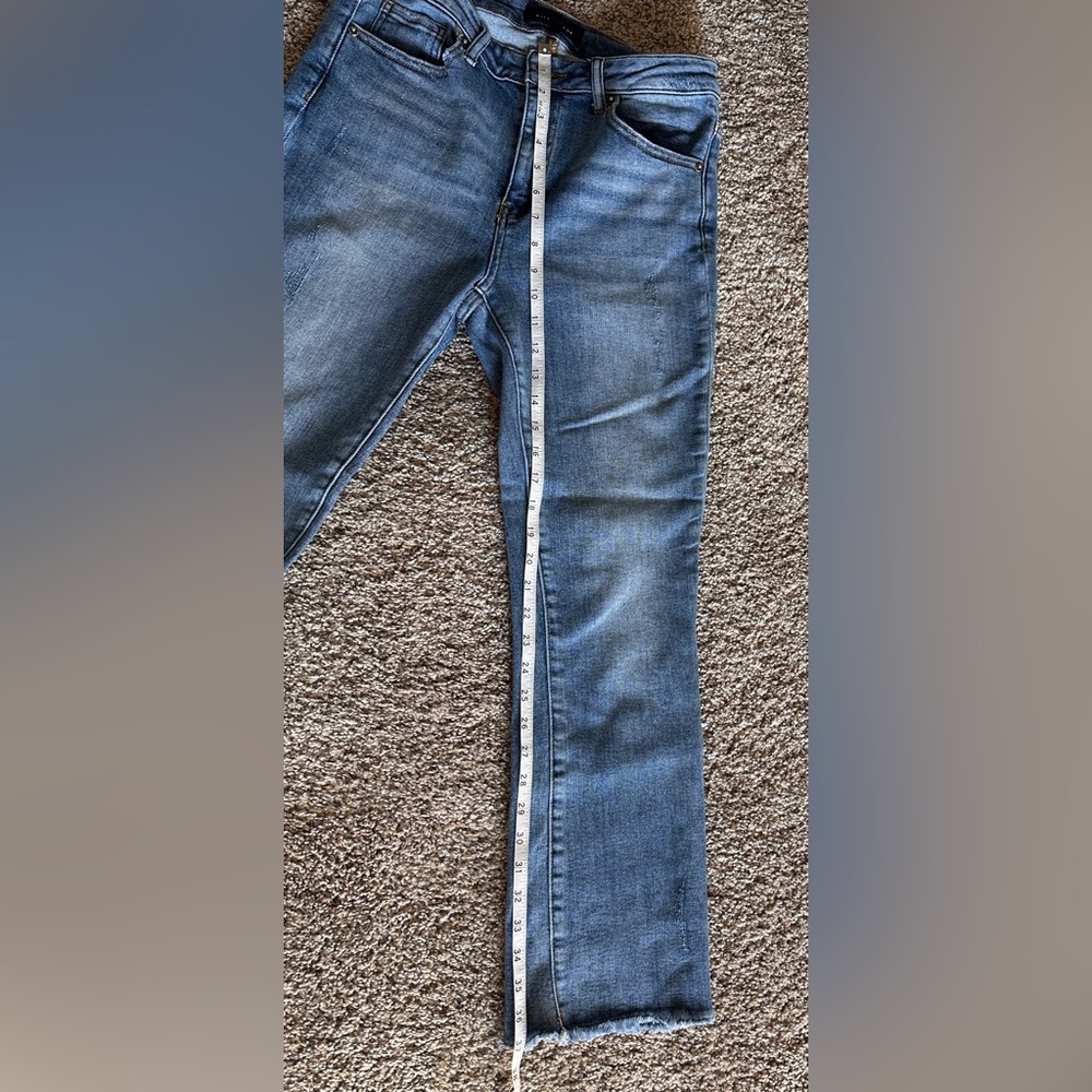 Good Condition Sz 7/28 Risen Distressed cropped jeans